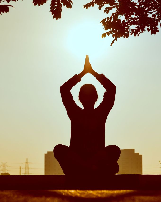 આજની બીઝી લાઈફમાં લોકોની એકાગ્રતાનો અભાવ, ઓછી યાદશકિત વગેરે  સામાન્ય સમસ્યા બની ગઈ છે ત્યારે માનસિક થાક અને તણાવ જેવી સમસ્યા લોકોને તેમના કાર્યો પર સંપૂર્ણ ધ્યાન કેન્દ્રિત કરવામાં અસમર્થ બનાવે છે. આવી સ્થિતિમાં, યોગ એક કુદરતી અને અસરકારક પદ્ધતિ સાબિત થઈ શકે છે, જે ફક્ત શારીરિક સ્વાસ્થ્યને જ નહીં પરંતુ માનસિક શાંતિ અને એકાગ્રતાને પણ સુધારે છે.