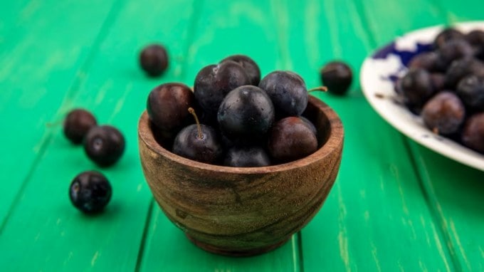 જાંબુ ખાવાથી કોલેજન પણ વધે છે. તે ત્વચા માટે વધુ સારું છે. તે ત્વચાને ચમકાવવામાં ખૂબ મદદરૂપ થાય છે. તે વજન ઘટાડવામાં પણ ખૂબ અસરકારક છે. જાંબુ ખાવાના ઘણા ફાયદા છે. જોકે તેનું યોગ્ય રીતે સેવન ન કરવામાં આવે તો તેનાથી લાભને બદલે નુકસાન થઇ શકે છે. અહીં જાણો જાંબુ સાથે આ 5 વસ્તુઓ ભૂલથી પણ ના ખાવી જોઈએ. (Photo : Freepik)