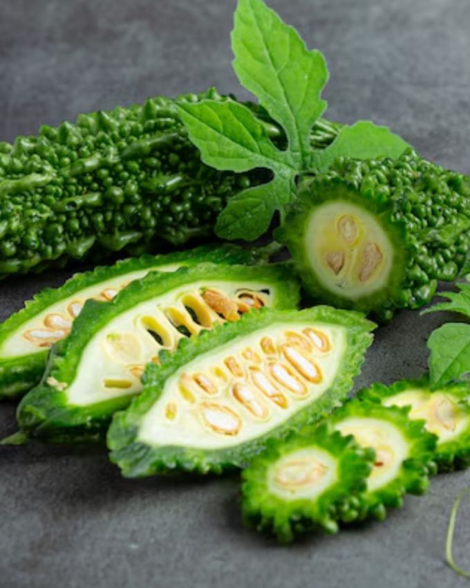 <strong>કારેલા ટીક્કી રેસીપી સામગ્રી</strong> : 3-4 મોટા કારેલા, 1/2 કપ પનીર, 2 સમારેલી  ડુંગળી, 2 લીલા મરચાં, 1  ઇંચ આદુ, 4 લસણની કળી, 1/2 કપ કોથમીરના પાન, 1 કપ બેસન, 1 ટીસ્પૂન આમચૂર પાવડર/ચાટ મસાલો, 1 ચમચી મરચું પાવડર, 1/2 ચમચી હળદર પાવડર, 1/2 ચમચી અજમો, સ્વાદ પ્રમાણે મીઠું, તળવા માટે તેલ