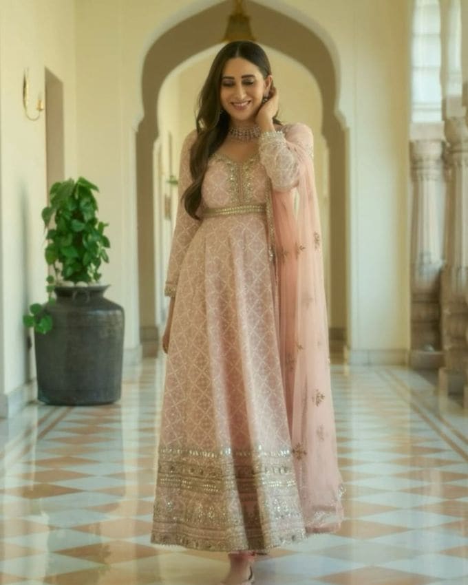 કરિશ્મા કપૂર (Karisma Kapoor) જેટલી તેના સ્ટાઇલિશ લુક્સ માટે યાદ કરવામાં આવે છે તેટલી જ તેના અભિનય માટે પણ જાણીતી છે. કરિશ્મા 90ના દાયકાની હિરોઇન છે, પરંતુ સોશિયલ મીડિયાના યુગમાં પણ તે કોઈથી ઓછી નથી. કરિશ્મા કપૂર તેના ઇન્સ્ટાગ્રામ એકાઉન્ટ પર ખૂબ જ સક્રિય છે અને એક લુકમાં બીજા લુક કરતાં વધુ સારી રીતે ફોટા શેર કરે છે. 