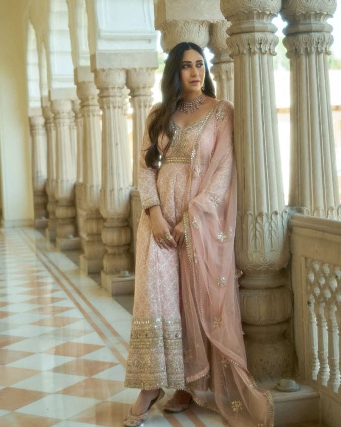 <strong>કરિશ્મા કપૂર એથનિક લુક્સ</strong> : ગુલાબી કલર કરિશ્મા કપૂરને ખૂબ જ શોભે છે. કરિશ્માએ આ આઉટફિટ જયપુરના રામબાગ પેલેસમાં પહેર્યો હતો. આ ગુલાબી અનારકલી સૂટમાં ચાંદીની ડિટેલિંગ છે. કરિશ્માએ તેના લુક કમ્પ્લીટ કરવા માટે ચાંદીના ઘરેણાં પહેર્યા છે અને તેના મેકઅપને ગ્લોઈંગ રાખ્યો છે. 