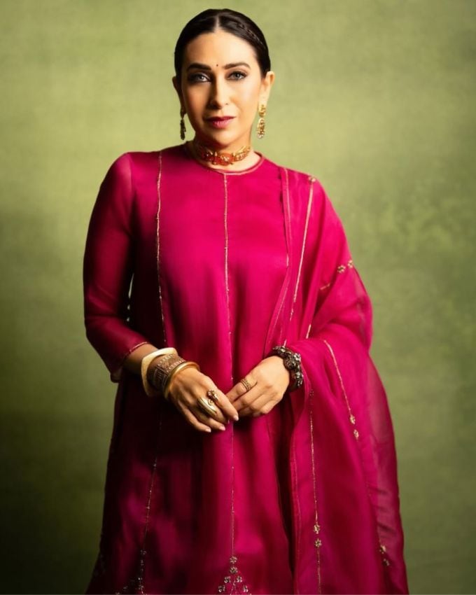 અહીં કરિશ્મા  કપૂર (Karisma Kapoor) ના કેટલાક શ્રેષ્ઠ એથનિક લુક્સ છે. જો તમે પણ કોઈ ફંક્શનમાં જવા અથવા લગ્નમાં હાજરી આપવા માટે સ્ટાઇલિશ આઉટફિટ્સ શોધી રહ્યા છો, તો તમે અહીં આપેલા કરિશ્મા કપૂરના લુક્સમાંથી  આઈડિયાઝ લઈ શકો છો. 