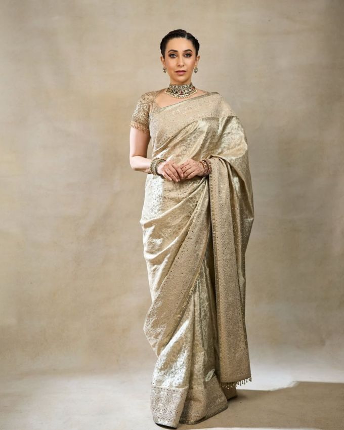 કરિશ્માએ તેના ભાઈના લગ્નમાં યુનિક ડિઝાઇનર સાડી પહેરેલી જોવા મળી હતી. આ સાડી સાથે, કરિશ્માએ તેના વાળને બનમાં બાંધ્યા હતા અને ભારે ગળાનો હાર અને કાનના સ્ટડ પસંદ કર્યા હતા. કરિશ્માએ તેનો મેકઅપ બોલ્ડ રાખ્યો હતો, ખાસ કરીને તેના આંખના મેકઅપને હાઇલાઇટ કરવામાં આવી રહ્યો છે.<br>