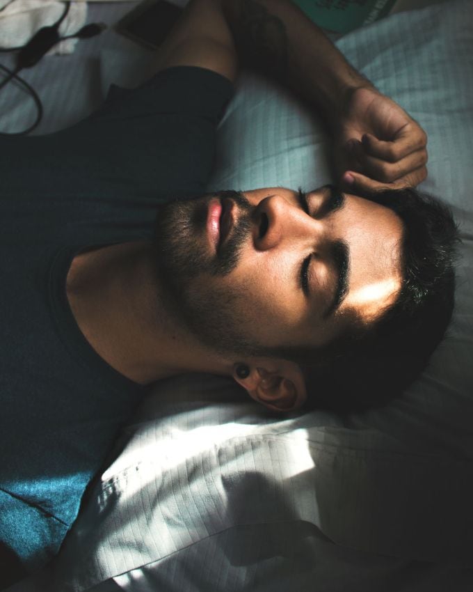 <strong>પુરુષોમાં પ્રોસ્ટેટ ગ્રંથિની બળતરા : </strong>પુરુષોમાં, "પ્રોસ્ટેટોમેગલી" તરીકે ઓળખાતી મોટી પ્રોસ્ટેટ ગ્રંથિ, જે ઉંમર વધવાની સાથે થાય છે, તે રાત્રે વારંવાર પેશાબ થવાનું એક મુખ્ય કારણ છે. આ સ્થિતિ ત્યારે થાય છે જ્યારે મોટી પ્રોસ્ટેટ ગ્રંથિ મૂત્રાશય પર દબાય છે.