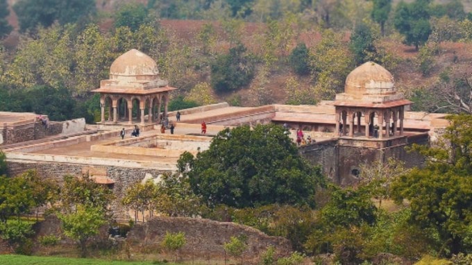 <strong>માંડુ :</strong> મધ્ય પ્રદેશના ધાર જિલ્લામાં સ્થિત માંડુ એક શાનદાર જોવાલાયક સ્થળ છે. ચોમાસા દરમિયાન આ સ્થળની સુંદરતા જોવા લાયક હોય છે. હરિયાળી અને વરસાદના ટીપાં વચ્ચે આ સ્થળનું કુદરતી સૌંદર્ય દરેક પ્રવાસીને આકર્ષે છે. આ પરિવાર સાથે મુલાકાત લેવા માટે એક ઉત્તમ સ્થળ છે. અહીં તમે રાણી રૂપમતી મહેલ, રેવા કુંડ, જહાજ મહેલ અને અન્ય સ્થળો જોઈ શકો છો. (તસવીર - સોશિયલ મીડિયા)