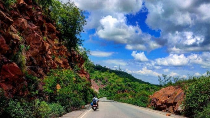 મારકુંડી ખીણ : આપણે જે મંત્રમુગ્ધ કરનાર સ્થળ વિશે વાત કરી રહ્યા છીએ તેનું નામ મારકુંડી ખીણ છે, જે યુપીના સોનભદ્રમાં સ્થિત છે. તમને જણાવી દઈએ કે તે રોબર્ટ્સગંજ જિલ્લા મુખ્યાલયથી 7 કિમી દૂર છે. આવી સ્થિતિમાં તમે તમારી કાર દ્વારા અહીં આરામથી પહોંચી શકો છો.(photo-Social media)