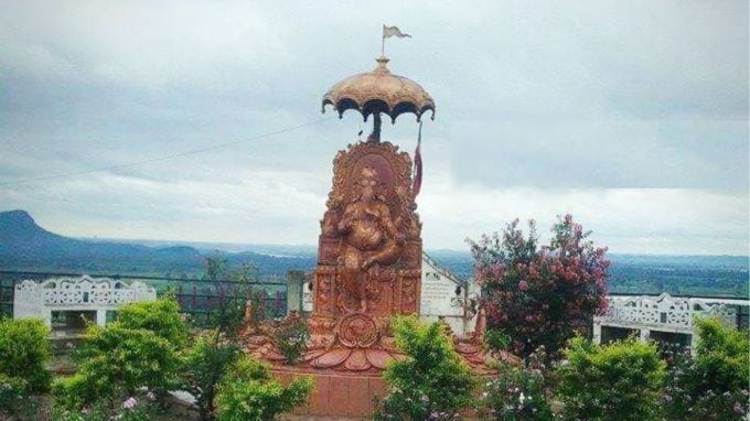 મારકુંડી ખીણની વિશેષતા : ચોમાસામાં હવે તમારે કોઈ કુદરતી સૌંદર્યથી ભરપુર તેમજ ખીણ અને ધોધના સંગમ જેવા સ્થળની મુલાકાત લેવાનું વિચારી રહ્યા છો, તો મારકુંડી ખીણ શ્રેષ્ઠ છે. આ સ્થળ એક નાના હિલ સ્ટેશન જેવું લાગે છે, જ્યાં તમને દરેક જગ્યાએ લીલાછમ વૃક્ષો, ગાઢ જંગલો અને સુંદર ધોધ જોવા મળશે. જેને જોયા પછી તમે મંત્રમુગ્ધ થઈ જશો.(photo-wikipedia)