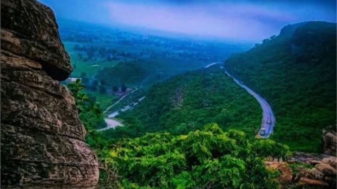 ઉત્તર પ્રદેશ અને તેની આસપાસના વિસ્તારોમાં રહેતા લોકો મારકુંડી ખીણમાં આવવાનું પસંદ કરે છે. આ સ્થળ સપ્તાહના અંતે પિકનિક અને મિત્રો સાથે ફરવા માટે શ્રેષ્ઠ માનવામાં આવે છે. સૌથી મહત્વની વાત એ છે કે નજીકમાં એક કેન્ટીન છે, જ્યાં તમે તમારી મનપસંદ વસ્તુઓ ખરીદી શકો છો.(photo-Social media)