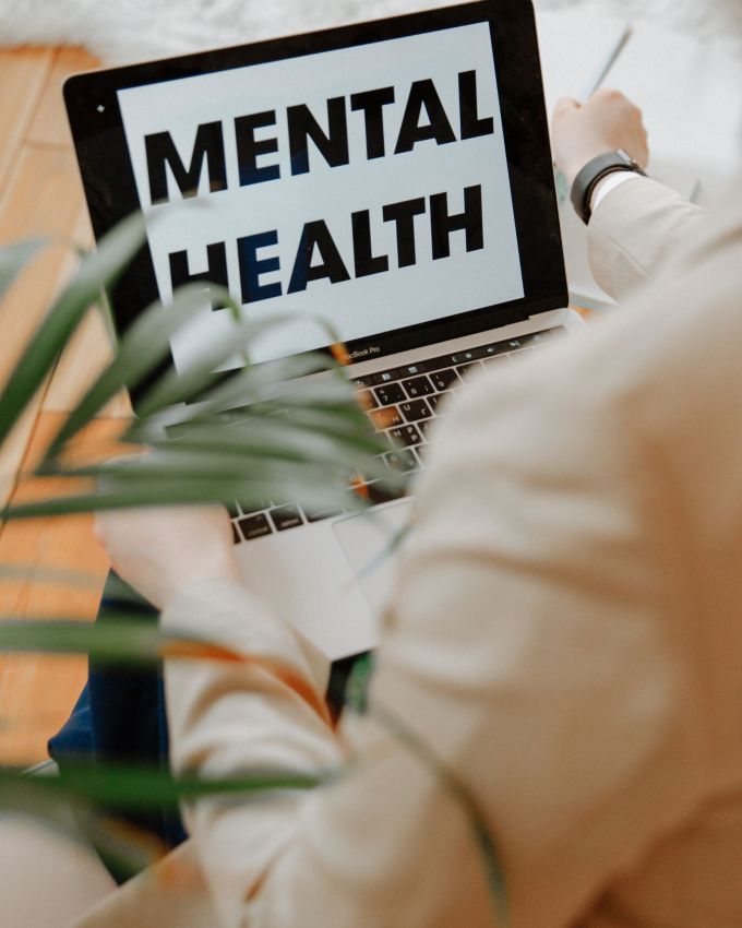 <strong>માનસિક સમસ્યાઓમાં મદદરૂપ :</strong> મત્સ્યાસન ફક્ત શારીરિક સ્વાસ્થ્ય માટે જ નહીં પણ માનસિક શાંતિ માટે પણ ખૂબ જ ફાયદાકારક છે. જ્યારે તમે આ આસન કરો છો, ત્યારે તમારે ઊંડા શ્વાસ લેતા એક ખાસ મુદ્રામાં સૂવું પડે છે, જે મનને શાંતિ આપે છે અને વિચારવાની અને સમજવાની ક્ષમતામાં સુધારો કરે છે. આ આસન તણાવ, ચિંતા અને ભય જેવી લાગણીઓને ઘટાડવામાં મદદ કરે છે. તે મનને શાંત કરવામાં અસરકારક છે.