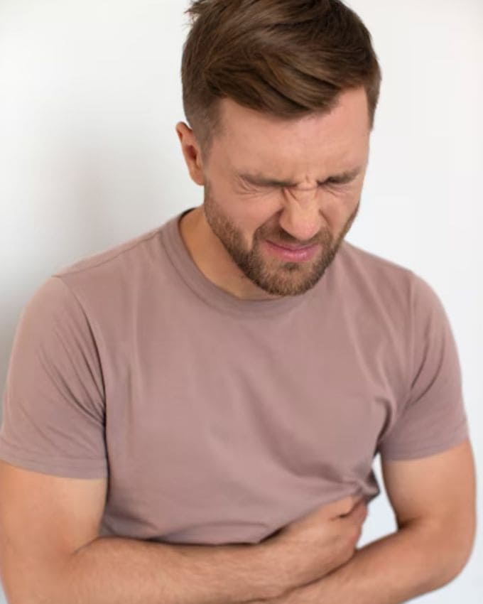 <strong>કબજિયાત અને કમરના દુખાવામાં રાહત : </strong>હેલ્થ એક્સપર્ટ અનુસાર મત્સ્યાસન ખૂબ જ ફાયદાકારક યોગાસન છે, ખાસ કરીને જેઓ કબજિયાત, કમરના દુખાવા અથવા શ્વાસ લેવામાં તકલીફથી પીડાઈ રહ્યા છે તેમના માટે. આ આસન કરવાથી પેટના સ્નાયુઓ અને પાચનતંત્રમાં સારો સુધારો થાય છે, જેનાથી કબજિયાતમાં રાહત મળે છે. ફેફસાં ખુલે છે, જેનાથી શ્વાસ લેવામાં સરળતા રહે છે અને શ્વાસ લેવામાં તકલીફ થતી નથી. આ ઉપરાંત, આ આસન પીઠના ઉપરના સ્નાયુઓને પણ આરામ આપે છે અને કરોડરજ્જુને લવચીક બનાવે છે. આ આસન કમરના દુખાવાથી પીડાતા લોકો માટે વરદાન સમાન છે.