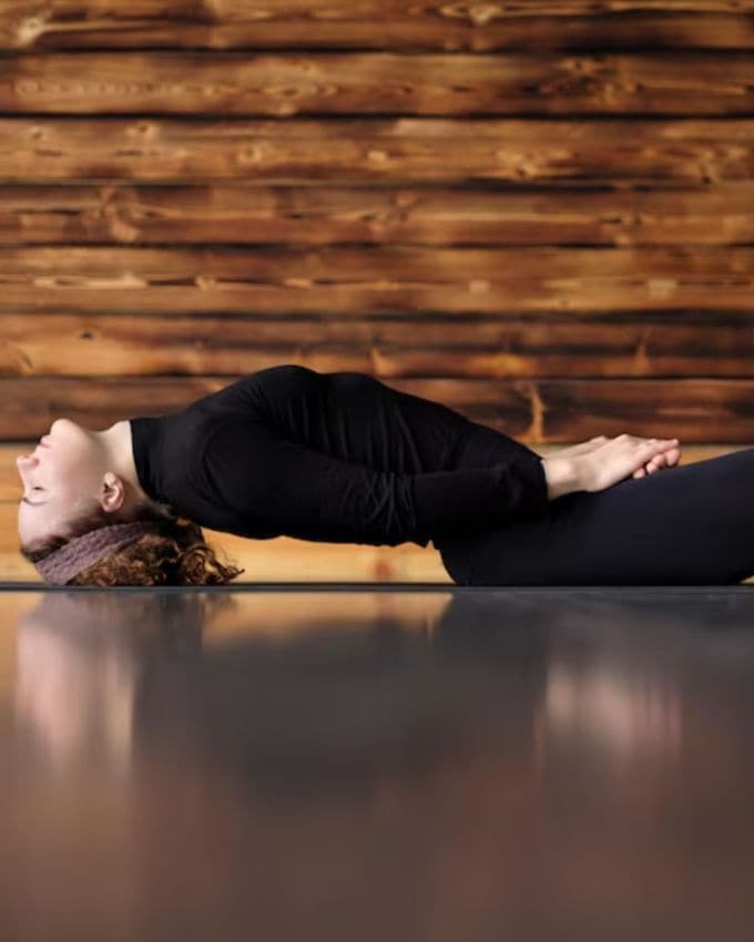 સ્વસ્થ રહેવા માટે યોગ કરવો ખૂબ જ મહત્વપૂર્ણ છે. તે શરીરને સક્રિય રાખે છે, પરંતુ તેને લવચીક પણ બનાવે છે. દરરોજ યોગ કરવાથી ફિટનેસ જળવાઈ રહે છે અને શરીરના સ્નાયુઓ પણ મજબૂત બને છે. યોગમાં ઘણા આસનો છે, જેમાંથી એક 'મત્સ્યસન' (matsyasana) છે, આ નામ બે સંસ્કૃત શબ્દોથી બનેલું છે. 'મત્સ્ય' નો અર્થ માછલી અને 'આસન' નો અર્થ મુદ્રા થાય છે. આ આસનનો અભ્યાસ કરવાથી કરોડરજ્જુ મજબૂત થાય છે, પેટ સાફ થાય છે. તે ગળા અને આંખોને પણ ફાયદો કરે છે.