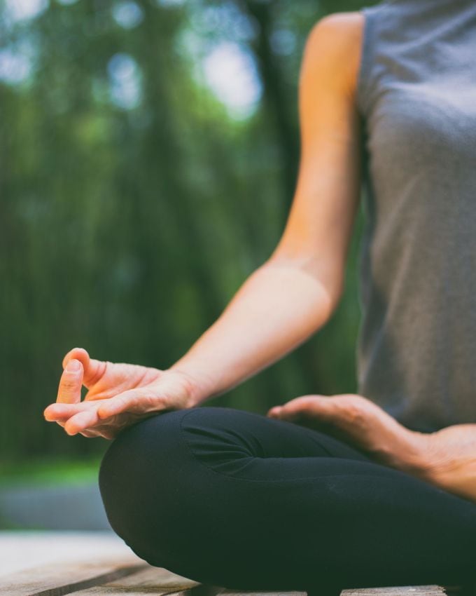 <strong>તણાવ ઘટાડે </strong>: ધ્યાનનો સૌથી મોટો ફાયદો એ છે કે તે તણાવ ઘટાડે છે. આજના ઝડપી યુગમાં, તણાવ જીવનનો એક ભાગ બની ગયો છે. જો તેને નિયંત્રિત ન કરવામાં આવે તો, ક્રોનિક તણાવ શારીરિક અને માનસિક સ્વાસ્થ્યને નુકસાન પહોંચાડી શકે છે. ધ્યાન શરીરના પ્રાથમિક તણાવ હોર્મોન, કોર્ટિસોલને ઘટાડવામાં મદદ કરે છે. નિયમિત અભ્યાસ તણાવ શકે છે.