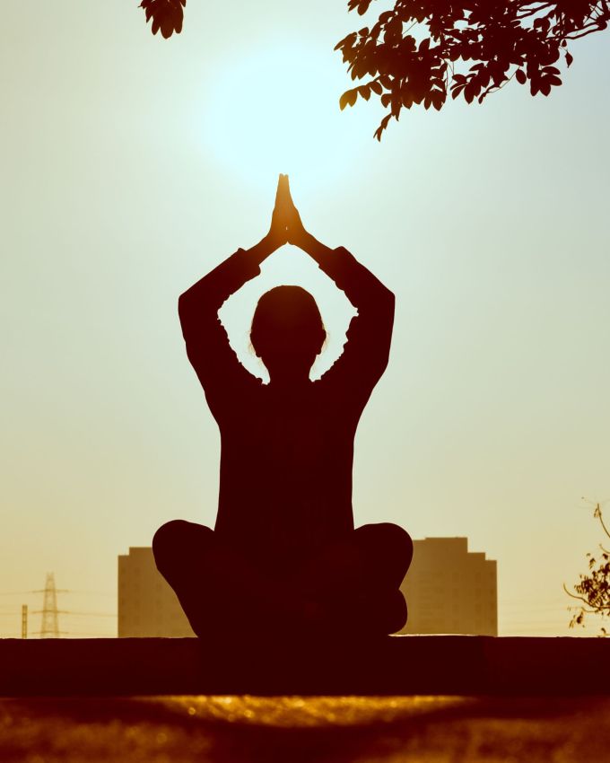 <strong>એકાગ્રતા વધે </strong>: ધ્યાન શાબ્દિક રીતે તમારા મગજની ધ્યાન કેન્દ્રિત કરવાની ક્ષમતાને મજબૂત બનાવે છે. હાર્વર્ડના એક અભ્યાસમાં જાણવા મળ્યું છે કે માત્ર આઠ અઠવાડિયાના ધ્યાનથી ધ્યાન કેન્દ્રિત થાય છે અને યાદશક્તિમાં વધારો થાય છે, ઉચ્ચ તણાવપૂર્ણ વાતાવરણમાં પણ.