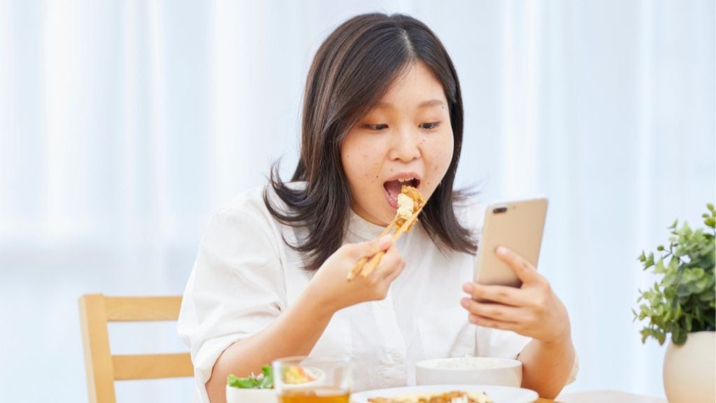 જમતી વખતે મોબાઈલ ફોનનો ઉપયોગ કરવાથી બ્લડ સુગર વધે?