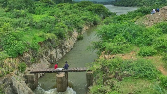 <strong>નંદેશ્વર મંદિર</strong><br>જો તમને વધુ લાંબા ડ્રાઇવની મજા માણવાની ઇચ્છા છે તો નંદેશ્વર મંદિર તરફી ઉપડી જાવ. આ એક શાંત અને કુદરતી સ્થળ છે જ્યાં એક આકર્ષક શિવ મંદિર અને તેની નજીક આવેલું તળાવ ચોમાસામાં અત્યંત આકર્ષક દેખાય છે. શહેરની ભીડથી દૂર અહીંનું શાંત વાતાવરણ સુખદ અનુભવ આપે છે. (Photo: Social Media)