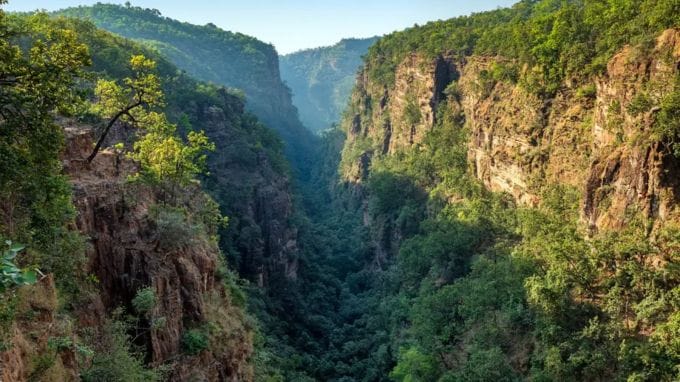 <strong>પંચમઢી | Pachmarhi</strong><br>મધ્યપ્રદેશનું પંચમઢી હિલ સ્ટેશન સતપુડાની રાણી કહેવાય છે. અહીં પ્રકૃતિ પ્રેમીઓ કુદરતી સુંદરતા જોવાનો આનંદ માણે છે. ગાઢ લીલાછમ જંગલ, ઉંચા પહાડો પરથી નીચે પડતા ઝરણાં, પક્ષીઓનો કલરવ પ્રવાસીઓને સુખદ અનુભવ આપે છે. બી ધોધ, અપ્સરા ધોધ, રજત જળ પ્રતાપ, પ્રાચીન ગુફાઓ જોવાનો આનંદ માણી શકાય છે. (Photo: Madhya Pradesh Tourism)