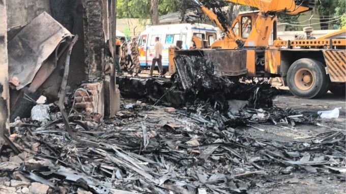 અમદાવાદ વિમાન પ્લેન ક્રેશ ઘટના સ્થળે બધું બળીને ખાખ થઈ ગયું હતું. (Express photo by Ajay Saroya)