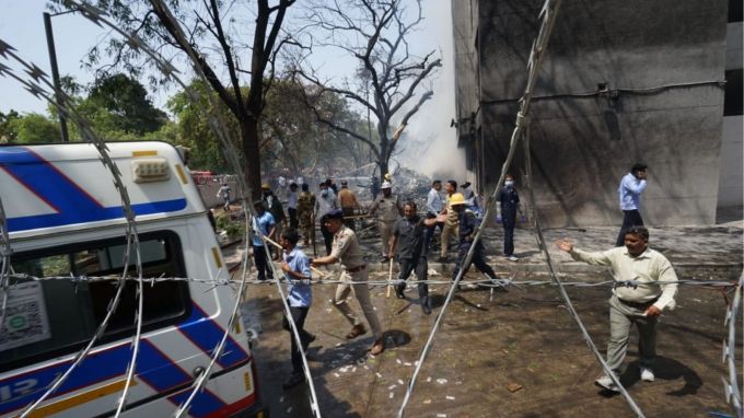 એર ઇન્ડિયાએ પુષ્ટિ આપી છે કે અમદાવાદથી લંડન ગેટવિક જતી ફ્લાઇટ AI171 આજે ટેકઓફ પછી અકસ્માતનો ભોગ બની હતી. અમદાવાદથી બપોરે 13.38 વાગ્યે ઉપડેલી આ ફ્લાઇટમાં 242 મુસાફરો અને ક્રૂ સભ્યો હતા. (Express photo by Bhupedra Rana)