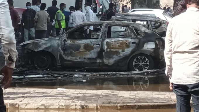 વધુ માહિતી પૂરી પાડવા માટે અમે એક સમર્પિત પેસેન્જર હોટલાઇન નંબર 1800 5691 444 પણ સ્થાપિત કર્યો છે. એર ઇન્ડિયા આ ઘટનાની તપાસ કરી રહેલા અધિકારીઓને સંપૂર્ણ સહયોગ આપી રહી છે. (Express photo by Ajay saroya)