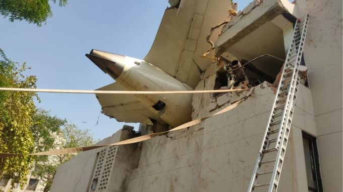 વિમાન બીજે મેડીકલ કોલેજની બોય હોસ્ટેલમાં ટકરાવ્યું હતું. બિલ્ડિંગમાં વિમાનનો પાછળનો ભાગ દેખાઈ રહ્યો છે. (Express photo by Ajay Saroya)