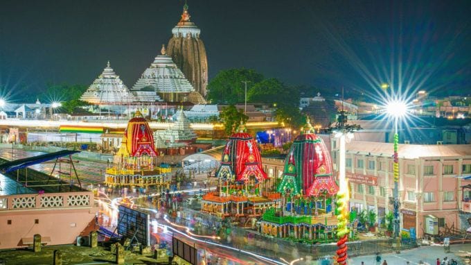 <strong>રથયાત્રા 2025</strong><br>ઓડિશાના પુરી સહિત દેશભરમાં ભગવાન જગન્નાથજીની રથયાત્રા શ્રદ્ધા ભક્તિ અને હર્ષોલ્લાસ સાથે યોજાઇ છે. હિન્દુ પંચાગ મુજબ અષાઢ સુદ બીજ તિથિ પર દર વર્ષે ભગવાન જગન્નાથજીની રથયાત્રા યોજાય છે. જેમાં ભગવાન જગન્નાથ ભાઇ બલરામ અને બહેન સુભદ્રા સાથે ભક્તોને દર્શન આપવા નગરચર્યાએ નીકળે છે. ઓડિશાના પુરી જેમ અમદાવાદમાં પણ ભગવાન જગન્નાથજીની રથયાત્રા બહુ ધામધૂમપર્વક યોજાય છે. (Photo: Social Media)