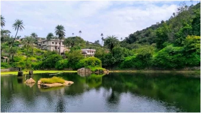 મંદાકિની તળાવ ખૂબ જ પવિત્ર છે : અચલગઢ કિલ્લામાં આવેલ મંદાકિની તળાવ એક પવિત્ર જળાશય માનવામાં આવતું હતું, આ તળાવનું પાણી ઔષધીય ગુણોથી ભરેલું હતું. તળાવ સાથે ઘણી વાર્તાઓ જોડાયેલી છે, ઘણા વર્ષો પહેલા આ તળાવ ઘીથી ભરેલું હતું. એવું કહેવાય છે કે ઋષિ-મુનિઓ અહીંથી ઘી લઈને યજ્ઞ કરતા હતા.(photo-Social media)