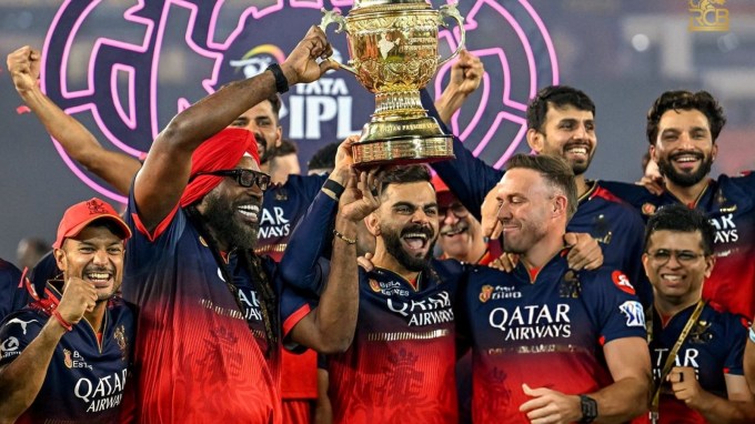 આરસીબી પ્રથમ વખત ટ્રોફી જીતવા સફળ રહ્યું છે. IPL ટ્રોફી ઘણી રીતે ખાસ છે. પરંતુ શું તમે જાણો છો કે IPL ટ્રોફી પર કઈ સંસ્કૃતની કઇ લાઇન લખેલી છે અને તેનો અર્થ શું છે? ચાલો જાણીએ: (Photo: @RCBTweets/X)