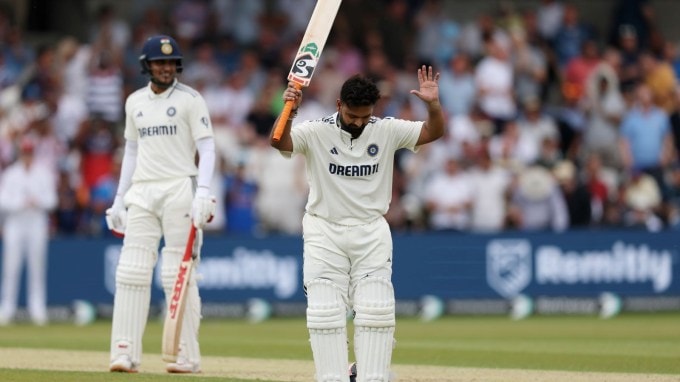 <strong>IND vs ENG: </strong>ઈંગ્લેન્ડ સામે હેડિંગ્લે, લીડ્સમાં રમાઈ રહેલી પ્રથમ ટેસ્ટમાં ભારતીય ટીમના વાઈસ કેપ્ટન અને વિકેટકિપર ઋષભ પંતે શાનદાર બેટિંગ કરતા સદી ફટકારી હતી. પંતે શોએબ બશીરના બોલ પર સિક્સર ફટકારીને પોતાની સદી પૂરી કરી હતી. (તસવીર - બીસીસીઆઈ ટ્વિટર)