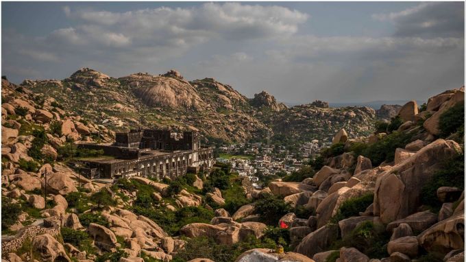 રાજ્યની અનેક જગ્યાઓ એવી છે જે ચોમાસા દરમિયાન સોળે કળાયે ખીલી ઉઠે છે. પરંતુ આવી જગ્યાઓ અમદાવાદથી બહુ દૂર છે. ત્યારે અહીં પ્રશ્ન એ પણ થાય કે અમદાવાદ નજીક વરસાદી માહોલની સાચી મજા લેવી હોય તો ક્યાં જવું? કઈ જગ્યાએ જવાથી વીકએન્ડ એકદમ મોજમાં પસાર થાય. (photo-gujarattourism)