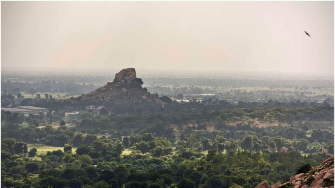 અમદાવાદથી માત્ર 3 કલાકના અંતરમાં જ આવેલી જગ્યાઓ જ્યાં ચોમાસાની ભરપુર મજા માણી શકો છો. એટલું જ નહીં અહીં પહાડો, ઝરણા અને નદીઓનો આનંદ પણ લઈ શકાય છે. અહીં આપણે સાબરકાંઠા જિલ્લામાં આવેલા ઈડરિયા ગઠ અને પોલો ફોરેસ્ટ વિશે વાત કરીશું. (photo-gujarattourism)