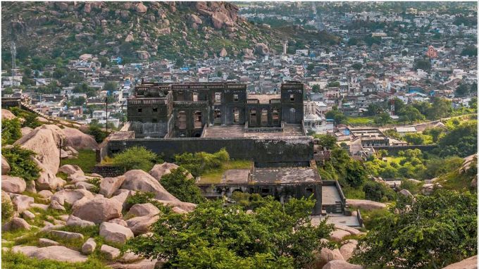 ઈડરિયો ગઢ : ઉત્તર ગુજરાતમાં અરવલ્લીની ગિરિમાળામાં આવેલા છે, હાલ પર્વતો પર વન્યની લીલી ચાદર પથરાઈ હોય તેવા દ્રશ્યો સામે આવ્યા છે.પ્રકૃતિની ગોદમાં પ્રકૃતિ પ્રેમીઓ દૂર દૂરથી કુદરતી વાતાવરણ માણવા આવતા હોય છે. સાબરકાંઠાના આસપાસના ગ્રામ્ય વિસ્તારોમાંથી લોકો ઝરણા જોવા આવી રહ્યાં છે,સાથે સાથે ધોધમાં નહાવાની પણ મજા માણી રહ્યાં છે. (photo-gujarattourism)