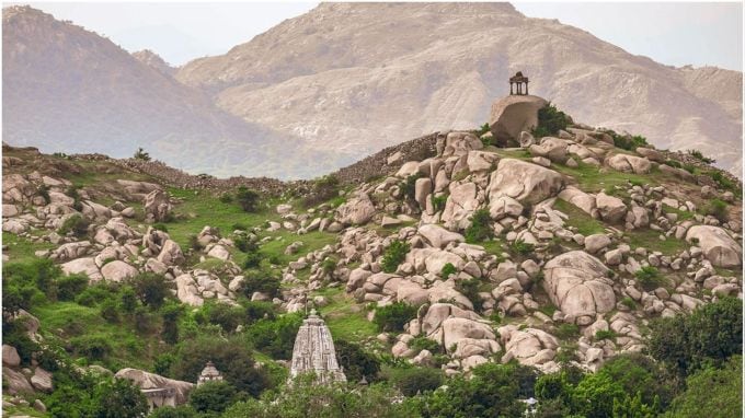 અરવલ્લીગીરીમાળામાંના ડુંગર વિસ્તારમાંથી વરસાદી માહોલ વચ્ચે આહ્લાદક નજારો સર્જાયો છે. ઈડર ગઢ તેમજ પહાડો પર ઝરણાઓ વહી રહ્યાં છે, સાથે સાથે વન્યની લીલી ચાદરોથી ગિરિમાળી ઘેરાઈ છે,વરસાદના સમયે દર વખતની જેમ આ વખતે પણ નયનરમ્ય નજારો સર્જાયો છે.કુદરતના નયનરમ્ય દ્રશ્યોને જોઈ પ્રવાસીઓ ખુશખુશાલ થઈ ગયા છે. (photo-gujarattourism)