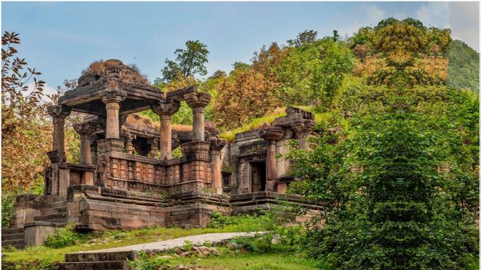 પોળો ફોરેસ્ટ પોલોનું જંગલ ગુજરાત રાજ્યના સાબરકાંઠા જિલ્લામાં ઈડરથી વિજયનગર જવાના રસ્તે આવેલું છે. તે હિંમતનગરથી 70 કિમી અને અમદાવાદથી 150 કિમીના અંતરે છે. આ જંગલની વચ્ચે થઇને હરણાવ નદી વહે છે. જેના પર એક મોટો બંધ અને અનેક નાના આડબંધ બાંધવામાં આવ્યા છે. (photo-gujarattourism)