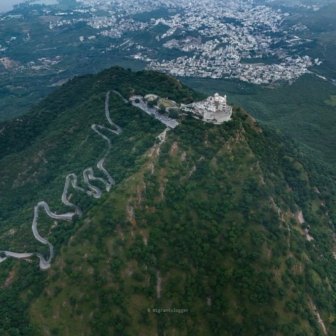 <strong>સજ્જનગઢ કિલ્લો</strong><br>સજ્જનગઢ કિલ્લો, જેને મોનસૂન પેલેસ પણ કહેવાય છે, તે ઉદયપુરથી માત્ર 10 કિમી દૂર છે. સજ્જનગઢ કિલ્લા પર પહોંચવાનો માર્ગ ઉંચા પહાડ અનં જગલ માંથી પસાર થાય છે. વરસાદમાં આ પહાડ પર વાદળો અને ગાઢ ધુમ્મસ જોવા મળે છે. સજ્જનગઢ કિલ્લા પરથી ઉદયપુર શહેરનો નયનરમ્ય મનમોહક નજારો જોવા મળે છે. આ લોંગ ડ્રાઇવ પ્રવાસને રોમાંચક બનાવે છે. (Photo: @UdaipurBlog)