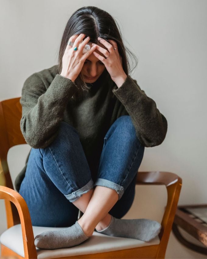 <strong>ગૌમુખાસન કેવી રીતે કરવું </strong>: ગૌમુખાસન કરવાની પદ્ધતિ ખૂબ જ સરળ છે. સૌ પ્રથમ, પદ્માસનની સ્થિતિમાં જમીન પર આરામથી બેસો. પછી જમણો પગ વાળો અને તેને ડાબા ઘૂંટણ ઉપર લઈ જાઓ. આ પછી, ડાબો પગ વાળો અને તેને જમણી જાંઘ ઉપર ફેરવો અને તેનો તળિયો જમણા હિપ નીચે જમીન પર રાખો. હવે તમારા બંને હાથ પાછળ લઈ જાઓ અને તેમને ઘૂંટણ પાછળ જોડો. આ દરમિયાન, ધીમે ધીમે શ્વાસ લેતા રહો અને શરીરને આરામદાયક સ્થિતિમાં રાખો.