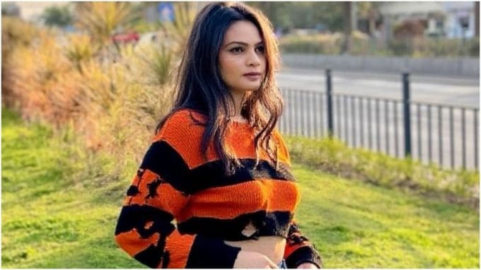 સુરત શહેરના નવસારી બજાર વિસ્તારમાં રહેતી અંજલી વરમોરાએ તેના રૂમમાં પંખા સાથે લટકીને આત્મહત્યા કરી હતી. આ ઘટના બાદ હંગામો મચી ગયો હતો. આ આત્મહત્યાનું કારણ માનસિક તણાવ અથવા પ્રેમ સંબંધ હોવાની શંકા છે. આત્મહત્યા પહેલા, મોડેલે ભાવનાત્મક રીલ પણ બનાવી હતી.(photo-instagram- anuu.varmora)