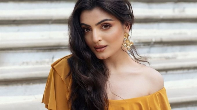 સ્વાતિએ પોતાના અભિનયથી બધાનું દિલ જીતી લીધું છે. સ્વાતિ ઘણી જ ગ્લેમરસ છે. તેનું સોશિયલ મીડિયા એકાઉન્ટ તેના સુંદર તસવીરો અને વીડિયોથી ભરેલું છે.(Photo : the_swati_sharma)