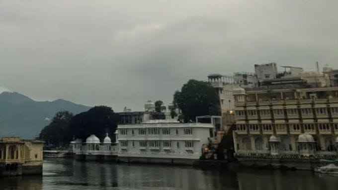 <strong>ઉદયપુર પ્રવાસ</strong><br>ચોમાસાના વરસાદમાં રાજસ્થાનનું લેક સીટી ઉદયપુર સોળે કળાએ ખીલી ઉઠે છે. ઉદયપુર પ્રકૃતિ અને ઇતિહાસ પ્રેમીઓ માટે સ્વર્ગ સમાન છે. ઉદયપુર રોમેન્ટિક અને ફોટોજેનિક પ્લેસ છે. ચોમાસામાં ઉદયપુર પ્રવાસને વધુ યાદગાર બનાવવા આ લોંગ ટ્રીપની મજા માણવી જોઇએ. (Photo: Social Media)