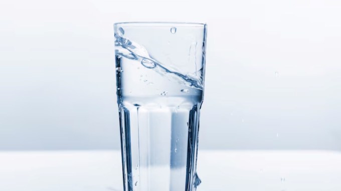 <strong>જાંબુ ખાધા પછી તરત જ પાણી પીવું નહીં </strong>: જાંબુ ખાધા પછી તરત જ પાણી પીવું નહીં. જાંબુ અને પાણીનું એક સાથે સેવન કરવાથી પેટમાં ગેસની સમસ્યા થઈ શકે છે, જેના કારણે અપચો, પેટ ફૂલવું અને ભારેપણું જેવી સમસ્યાઓ થઈ શકે છે. જાંબુ ખાધા પછી લગભગ 30 મિનિટ પછી જ પાણી પીવો.(Photo : Freepik)