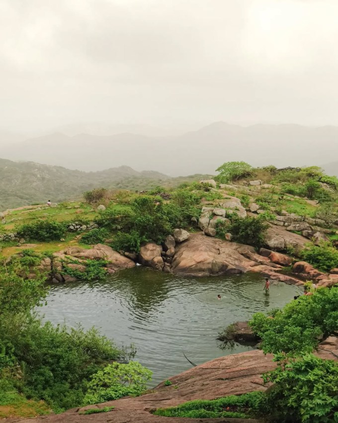 <strong>આભાપરા હિલ સ્ટેશન : Abhapara Hill</strong><br>જામનગર પાસે આવેલું આભાપરા હિલ સ્ટેશન સુંદર સ્થળ છે. જામનગરથી આભાપરા 90 કિમી દૂર છે. ખાસ કરીને ચોમાસાના વરસાદમાં અહીંનો કુદરતી નજારો જોવાલાયક હોય છે. વાદળો સાથે વાત કરતા લીલાછમ પહાડો, ઉંડી ખીણ, તળાવ પ્રવાસને રોમાંચક બનાવે છે. અહીં પ્રવાસીઓ ટ્રેકિંગ, કેપ્ટિંગ જેવી એડવેન્ચર એક્ટિવ કરી શકે છે. અહીં જાતને કુદરત સાથે જોડવાની તક મળે છે. (Photo: Social Media)