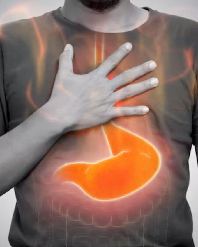 <strong>ગેસની સમસ્યા કેવી રીતે દૂર કરવી</strong> : 1 આદુનો રસ, 1/2 મધ મિક્ષ કરીને ભોજન પછી આનું સેવન કરો. તે પાચનતંત્રને સક્રિય કરે છે અને ગેસ ઘટાડે છે. જો તમને ગેસની સમસ્યા હોય, તો આ ઉપાય ચોક્કસ અજમાવો.