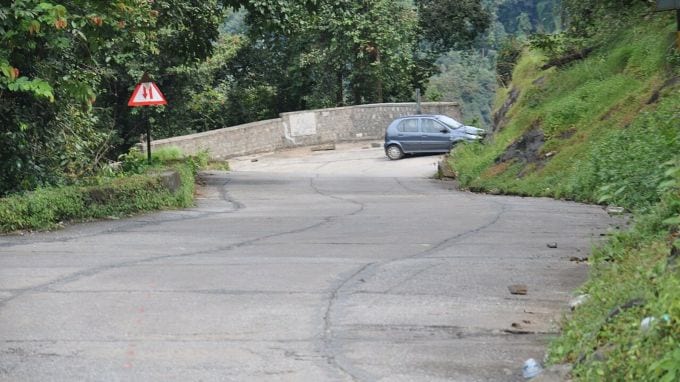 ગ્રામજનો માને છે કે આ સાપ તેમના રક્ષક છે અને તેમને ભગવાનનું સ્વરૂપ માને છે, દરેક ઘરમાં એક ખાસ સ્થાન છે, જે કોબ્રા સાપ માટે અનામત છે, આ પરંપરા નવી નથી, પરંતુ સદીઓ જૂની છે. અહીં સાપને નુકસાન પહોંચાડવામાં આવતું નથી કે તેમને ઘરની બહાર ફેંકવામાં આવતા નથી. આ ઉપરાંત, ગામલોકો તેમના માટે ખોરાક, પાણી અને રક્ષણ પૂરું પાડે છે. ખાસ કરીને નાગ પંચમીના દિવસે, અહીં આ સાપની ખાસ પૂજા કરવામાં આવે છે. આ ગામ આજે સમગ્ર વિશ્વમાં તેના સાપ માટે પ્રખ્યાત છે.(photo-wikipedia)