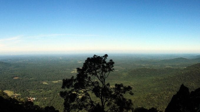 અગુમ્બેના ધોધ અને મનોહર રસ્તાઓ ચાલવા માટે ઉત્તમ છે. પ્રખ્યાત જોગીગુન્ડી અને ઓનાકે અબ્બી ધોધની મુલાકાત લો, જ્યાં ઉનાળામાં વહેતા પાણી ઠંડક પ્રદાન કરે છે. તમે ગાઢ જંગલોમાંથી પસાર થતા સરળ ટ્રેક દ્વારા આ ધોધ સુધી પહોંચી શકો છો અને રસ્તામાં તમે ઘણા પ્રકારના વૃક્ષો, છોડ અને પ્રાણીઓ પણ જોઈ શકો છો.(photo-wikipedia)