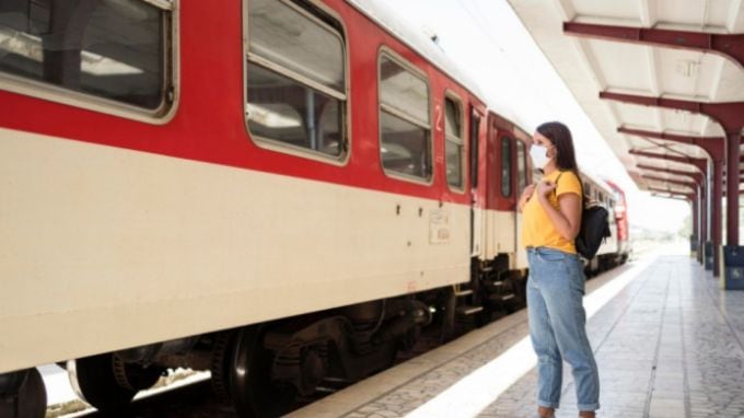 અગુમ્બે કેવી રીતે પહોંચવું<br>હવાઈ માર્ગે: અગુમ્બેનું સૌથી નજીકનું એરપોર્ટ મેંગલોર છે, જે લગભગ 135 કિમી દૂર છે.<br>રેલ માર્ગે: અગુમ્બેથી સૌથી નજીકનું રેલ્વે સ્ટેશન ઉડુપી છે, જે 60 કિમી દૂર છે. બીજું નજીકનું સ્ટેશન શિમોગા છે, જે 90 કિમી દૂર છે.<br>સડક માર્ગે: જો તમે બસ દ્વારા આવી રહ્યા છો, તો નજીકના શહેરો જેમ કે શિમોગા, ઉડુપી અને મેંગલોરથી બસો ઉપલબ્ધ છે. બેંગ્લોરથી અગુમ્બે સુધી સીધી બસો (જેમ કે KSRTC) પણ ઉપલબ્ધ છે.(photo-freepik)