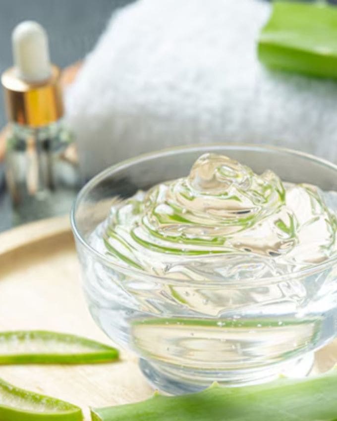 <strong>એલોવેરાનો ઉપયોગ</strong> : રાતોરાત સૂયા પછી, ચહેરો નિસ્તેજ અને થાકેલો દેખાય છે. તેને તાજું કરવાનો સૌથી અસરકારક રસ્તો એ છે કે ઠંડા પાણીથી ચહેરો ધોવો. આ ત્વચાને કડક બનાવે છે અને સોજો ઘટાડે છે. આ પછી, તાજી એલોવેરા જેલ લગાવો, તે ત્વચાને ભેજયુક્ત બનાવે છે અને ડાઘને હળવા કરે છે. જો તમારી પાસે ઘરે ગુલાબજળ હોય, તો તેને ચહેરા પર ચોક્કસપણે સ્પ્રે કરો. તે ત્વચા પર કુદરતી ટોનરની જેમ કામ કરે છે.