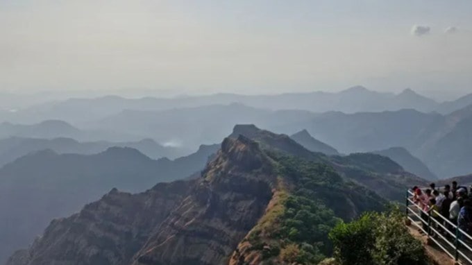 <strong>અર્થર સીટ પોઇન્ટ </strong>: આ મહાબળેશ્વરનું સૌથી પ્રખ્યાત વ્યૂ પોઈન્ટ છે, જ્યાંથી તમે ખીણો અને જંગલોનો ખૂબ જ સુંદર નજારો જોઈ શકો છો. જ્યારે ચોમાસામાં ચારે બાજુ ધુમ્મસ અને હરિયાળી હોય છે ત્યારે તેનો નજારો વધુ અદ્ભુત બની જાય છે. (તસવીર - સોશિયલ મીડિયા)