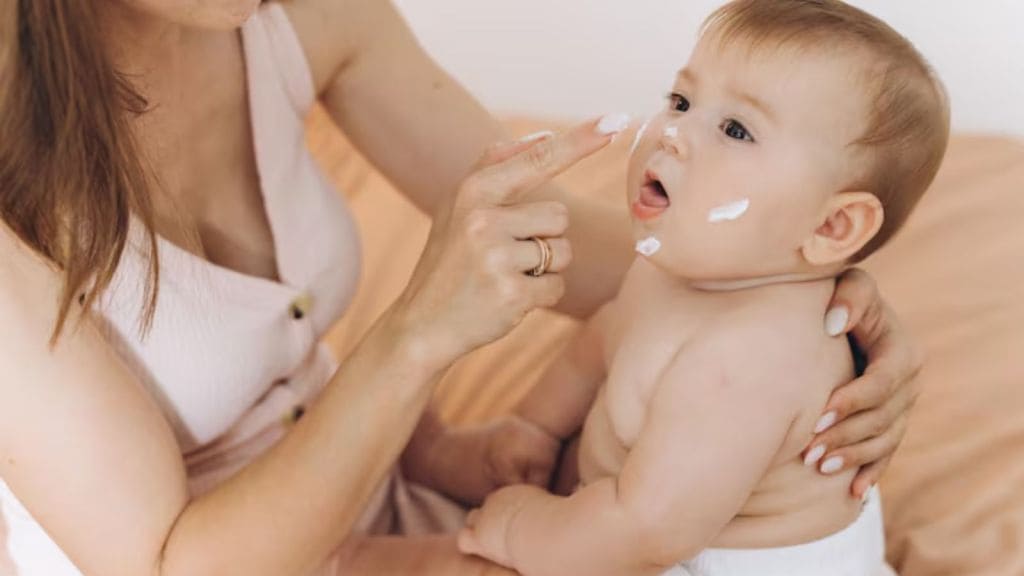 Cosmetic Concerns for Babies | શું તમે પણ તમારા બાળકોને સુગંધિત કોસ્મેટિક્સ લગાવો છો? તો આ ખતરા વિશે જાણો લો