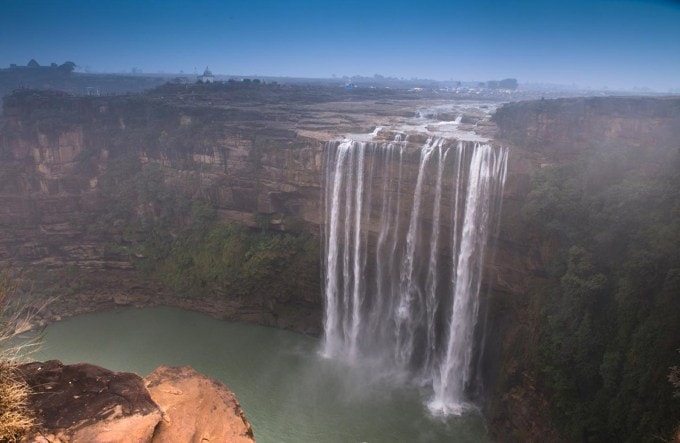 <strong>બહુતી ધોધ, રીવા (Bahuti Falls</strong>)<br>બહુતી એ મધ્યપ્રદેશનો સૌથી ઊંચો ધોધ છે. તે સેલાર નદી પર છે કારણ કે તે મૌગંજની ખીણની ધારથી નીચે ધસી આવે છે અને બિહાદ નદીમાં જોડાય છે, જે તમસા અથવા તોન્સ નદીની ઉપનદી છે. તે ચાચાઈ ધોધ પાસે છે. તેની ઊંચાઈ 198 મીટર (650 ફૂટ) છે. બહુતી વોટરફોલ હાઇવે સાથે સારી રીતે જોડાયેલ છે. (Immage : Madhya Pradesh Tourism)