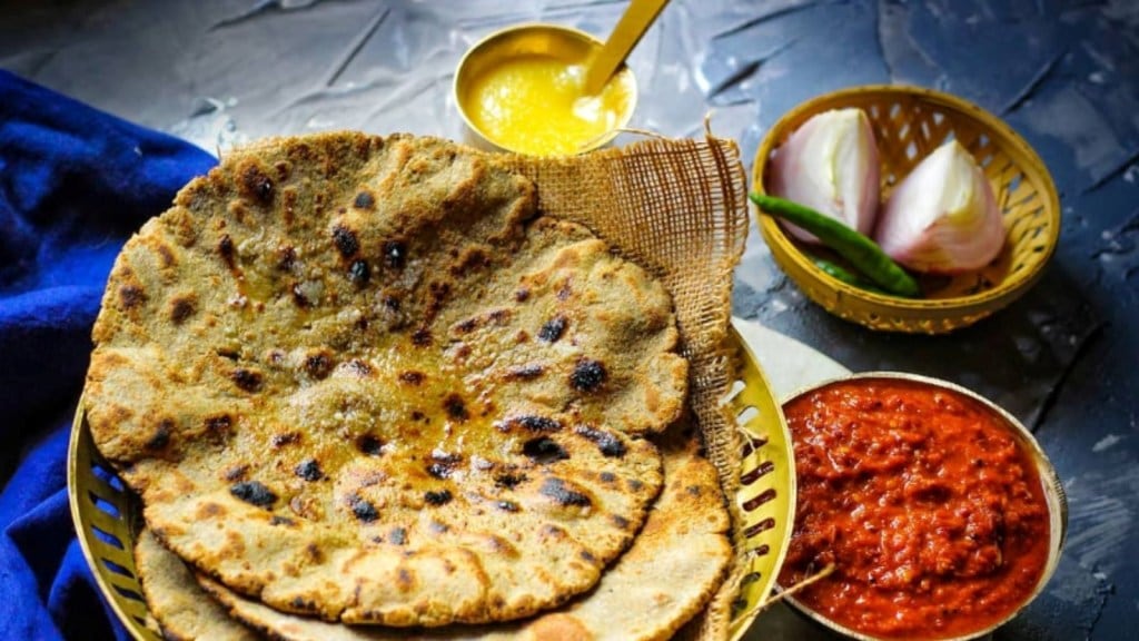 બાજરી-લસણનો રોટલો બનાવવાની સિમ્પલ ટેકનિક, ખાનારાને આવશે ગામડાની યાદ