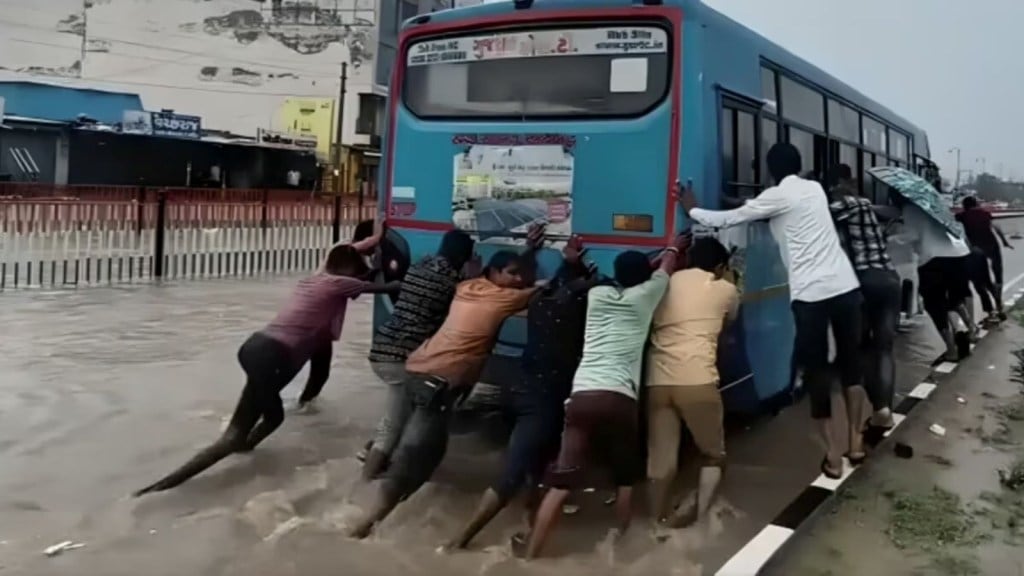 VIDEO: ગુજરાતમાં ભારે વરસાદથી હાલબેહાલ; બનાસકાંઠામાં રસ્તાઓ બેટમાં ફેરવાયા, બસને ધક્કા મારવા પડ્યા
